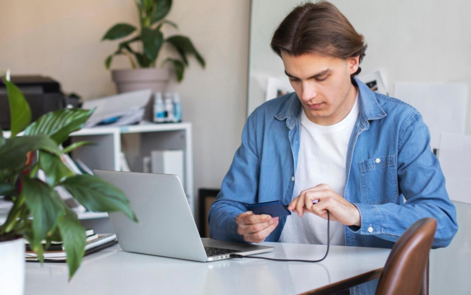 Modern ofis ortamında teknoloji kullanımı